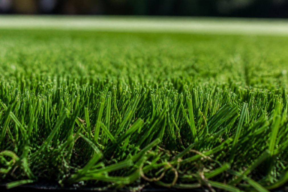 5 Ways to Keep Synthetic Turf Clean and Fluffy